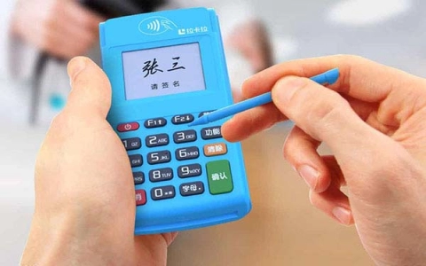 信用kaPOS機(jī)怎么刷現(xiàn)金的錢（pos機(jī)器刷信用卡）